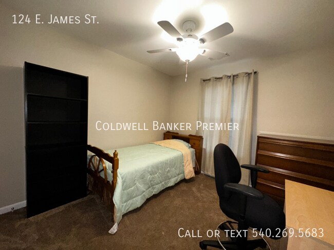 Building Photo - Fantastic End Unit Townhome with All Utili...