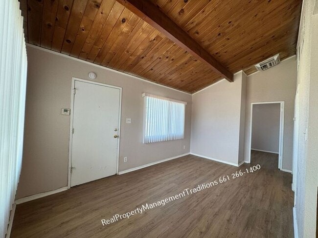 Building Photo - Charming 2 + 1 Duplex in Rosamond