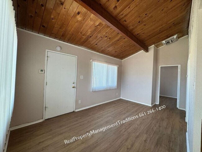 Foto del edificio - Charming 2 + 1 Duplex in Rosamond