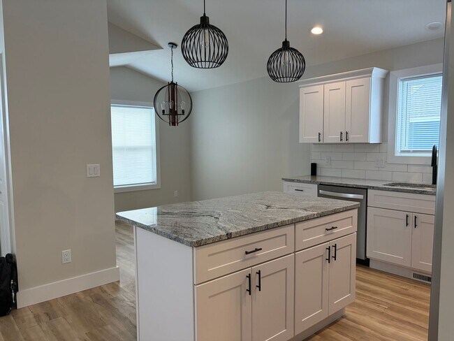 Foto del edificio - NEWLY BUILT CHARMING 3 BEDROOM HOME NEAR TOWN