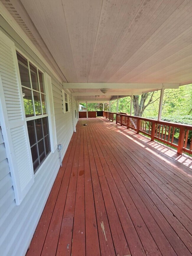 Foto del edificio - $1,800 - 3 Bedroom 3 Bathroom Unfurnished Home in Tatham Mountain Park