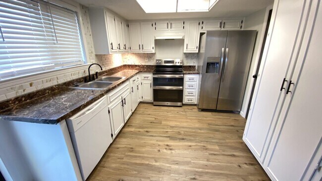 Foto del edificio - 6732 Racquet Club Dr