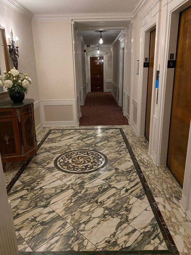 Foyer - 2000 N Lincoln Park W