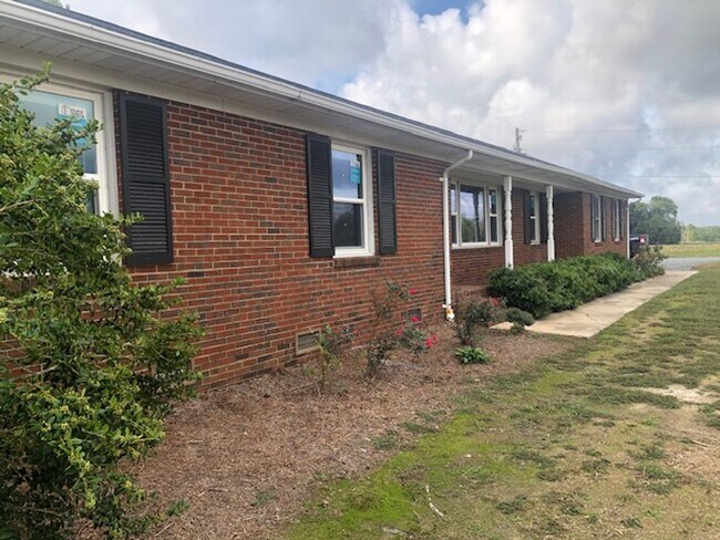 Foto del edificio - Beautiful Country Living with the Ranch House on 1 Acre of Land! COMING SOON!
