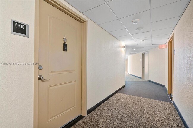 Building Photo - 100 Bayview Dr