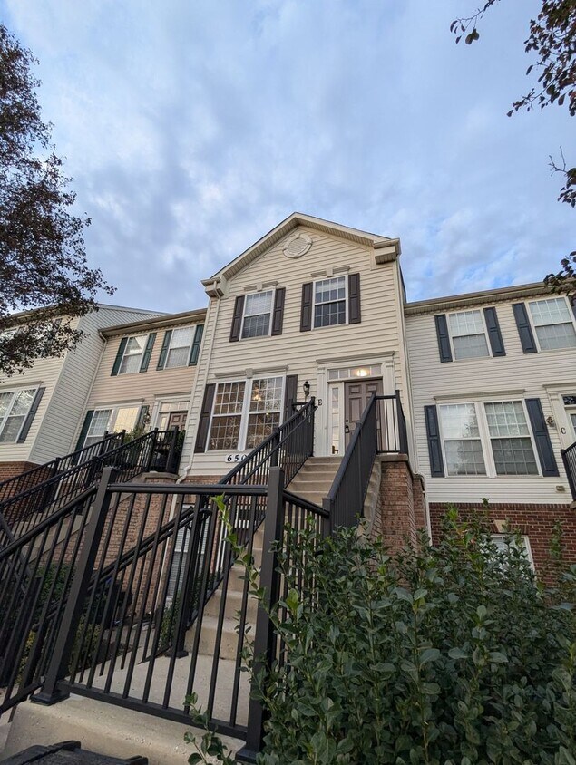 Primary Photo - Top floor two level condo in Ballenger Cre...
