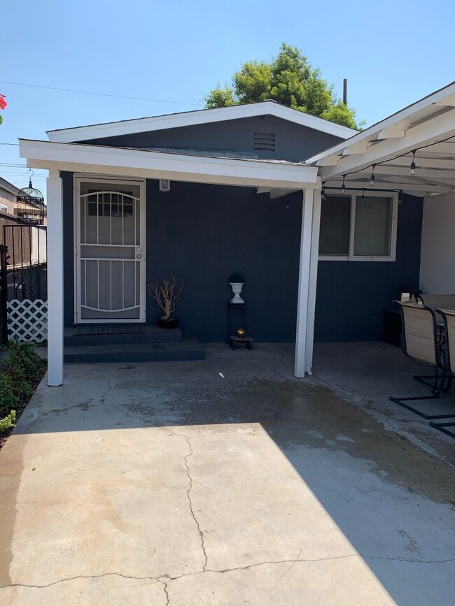 Front entry - 14520 Pontlavoy Ave