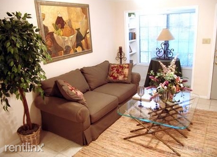 Foto del edificio - 2828 Rogerdale Rd