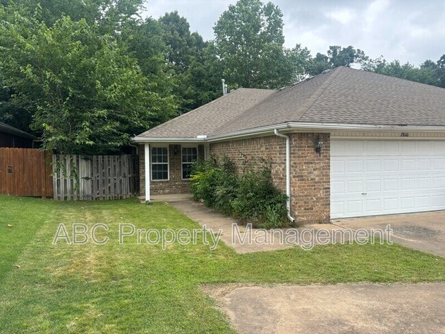 Building Photo - 2810 Wildwood Dr