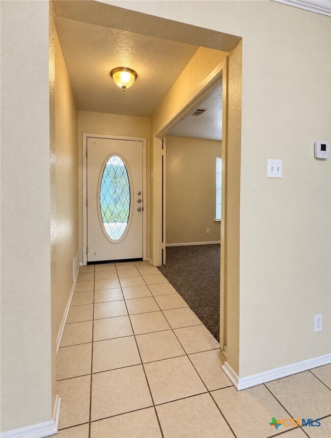 Building Photo - 2204 Lazy Ridge Dr