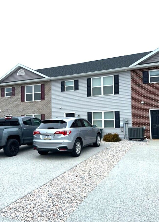 Foto del edificio - Spacious 3-Bedroom End-Unit Townhouse – Ap...