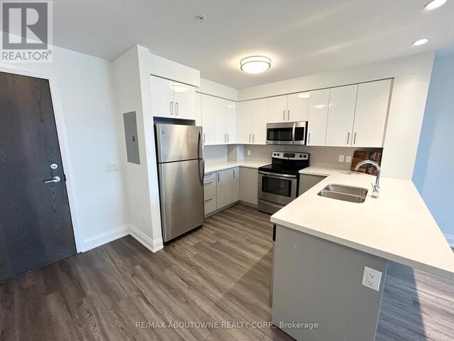 Building Photo - 460 Belmont Ave W