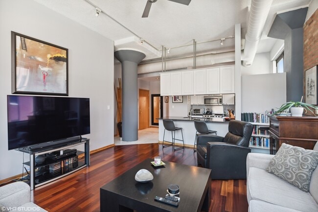 Building Photo - 812 W Van Buren St