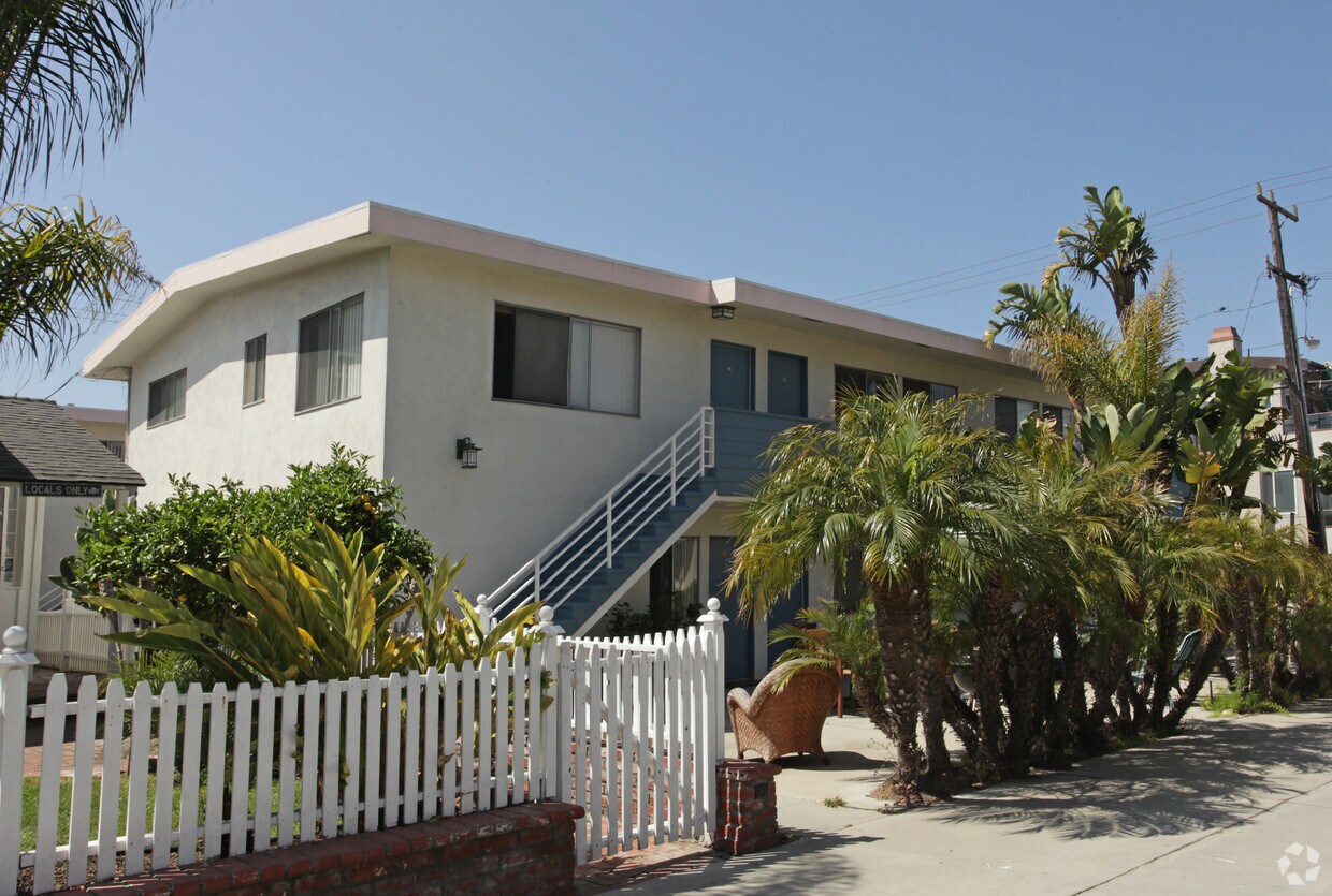 Building Photo - 320 11th Pl