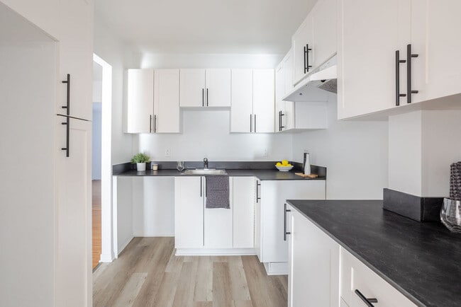 Building Photo - 25-35 Ch Du Richelieu