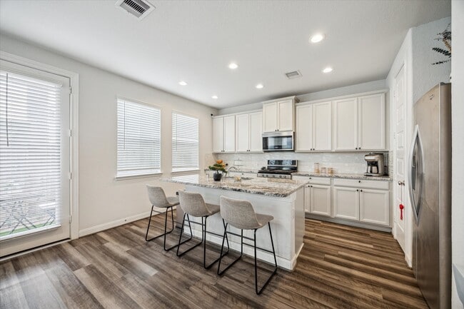 Building Photo - 9906 Brickhouse Dr