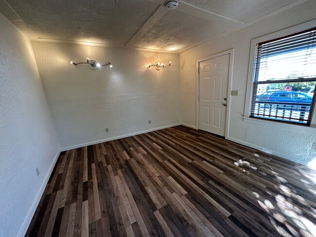 Building Photo - 2 Bedroom Unit in The Dalles For Rent