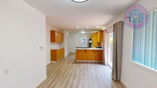 Foto del edificio - LAKE OSWEGO - FIRST ADDITION  / SINGLE LEVEL, NEWLY UPDATED, BASEMENT & GARAGE