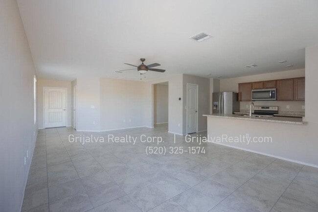Building Photo - Lovely 3 Bedroom, 2 Bath Home with Den in Southeast Tucson (Irvington/Camino Seco)