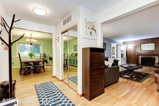 Building Photo - 4 br, 3.5 bath House - 12528 Montclair Drive