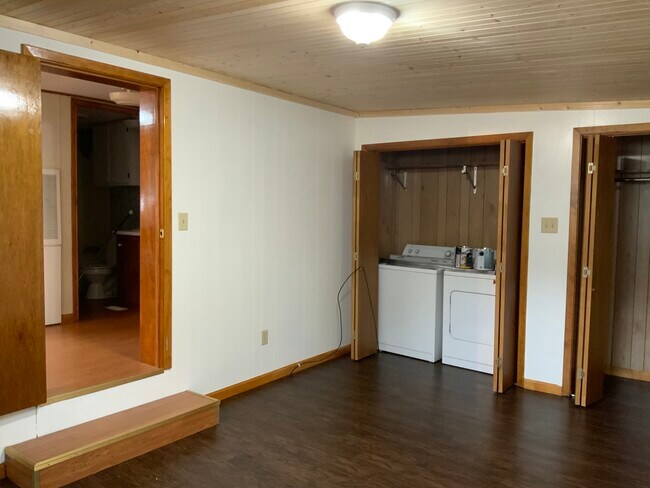 Building Photo - 513 N Suire St