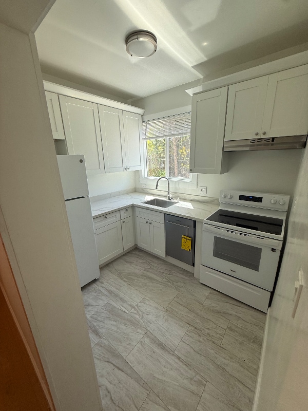 Building Photo - 1700 Le Roy Ave