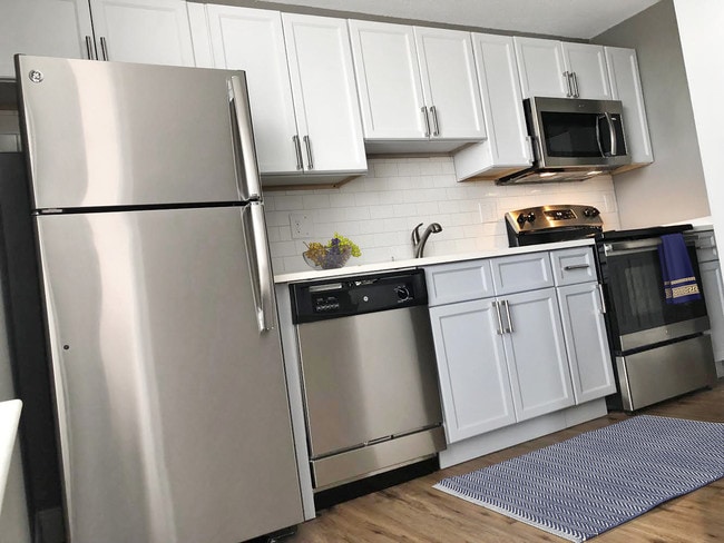 Kitchen - Chestnut Residences at 122