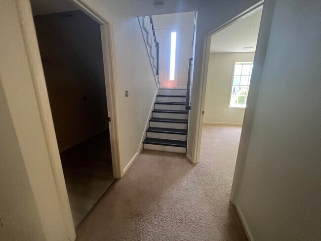 Building Photo - 987 Silty Dr