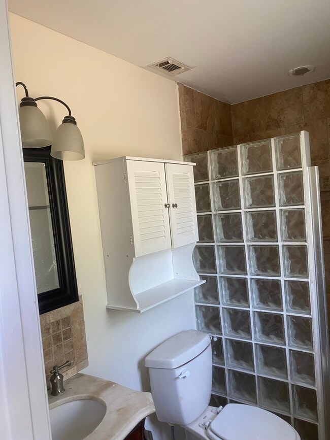 Building Photo - 701 Airoso Rd SE