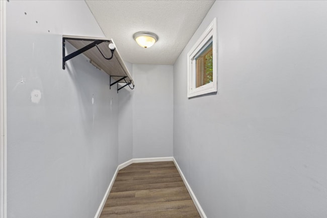 Building Photo - 350 Hill Park Dr