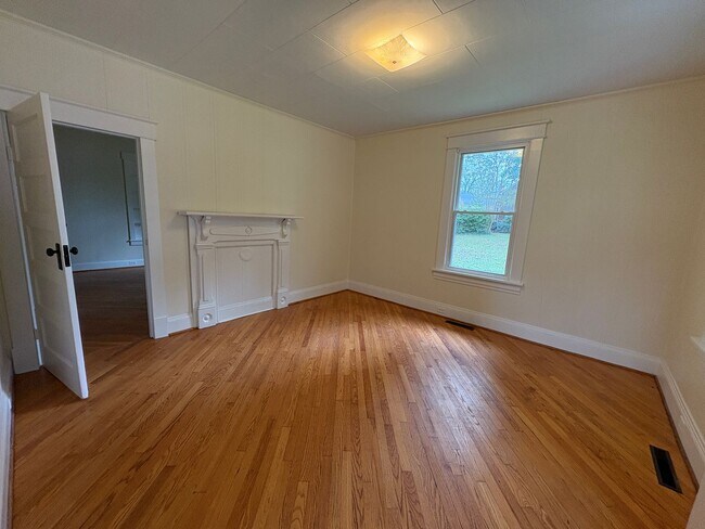 Foto del edificio - Spacious 2-3 bedroom house! Located on sid...
