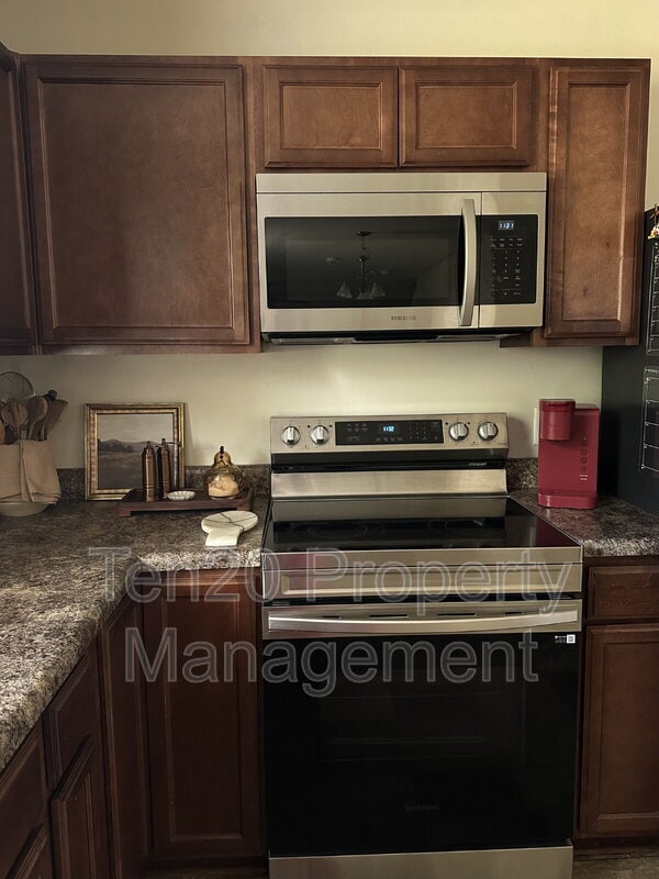 Building Photo - 753 Compass Trl