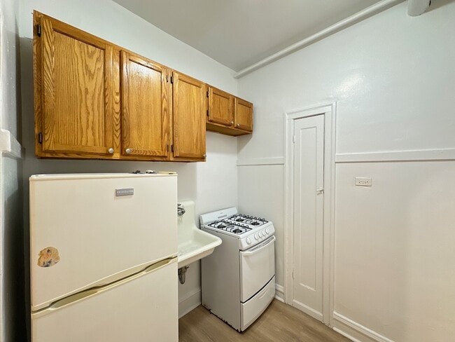 Building Photo - 2536 N Sawyer Ave