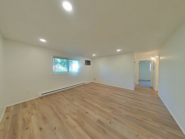 Foto del edificio - 2 bedroom 1 bathroom apartment in the heart of town!