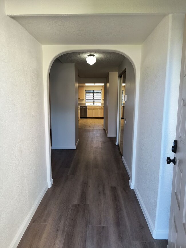 Building Photo - Beautifully updated and Move In Ready!