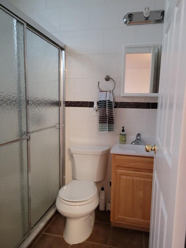 Baño - 2538 E 12th St