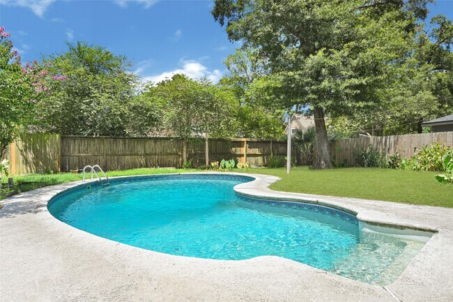 Foto del edificio - 2123 Lakeville Dr