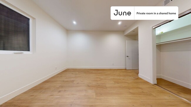 Foto del edificio - Private bedroom in 4 bed/4 bath Home
