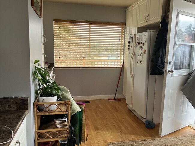 Photo du bâtiment - 601 Warden Cds