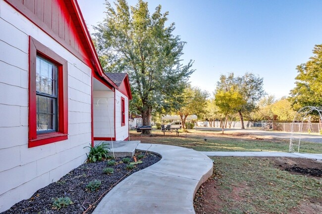 Foto del edificio - Remodeled three bed house on a quiet cul-de-sac