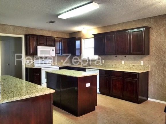 Foto del edificio - 4001 Cypress Gardens Dr