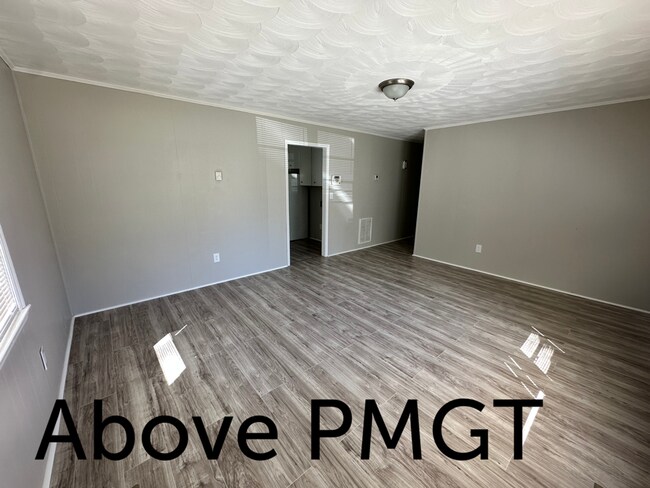 Building Photo - Duplex 2 bedroom- 1 Bath