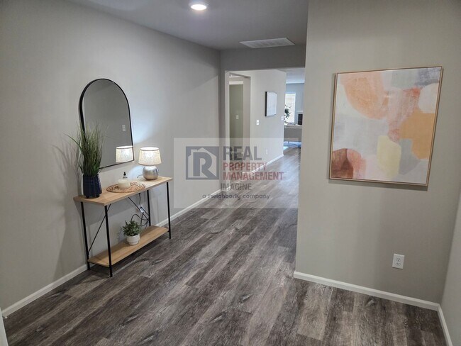 Foto del edificio - Check out this beautiful 3 bedroom, 2.0 ba...