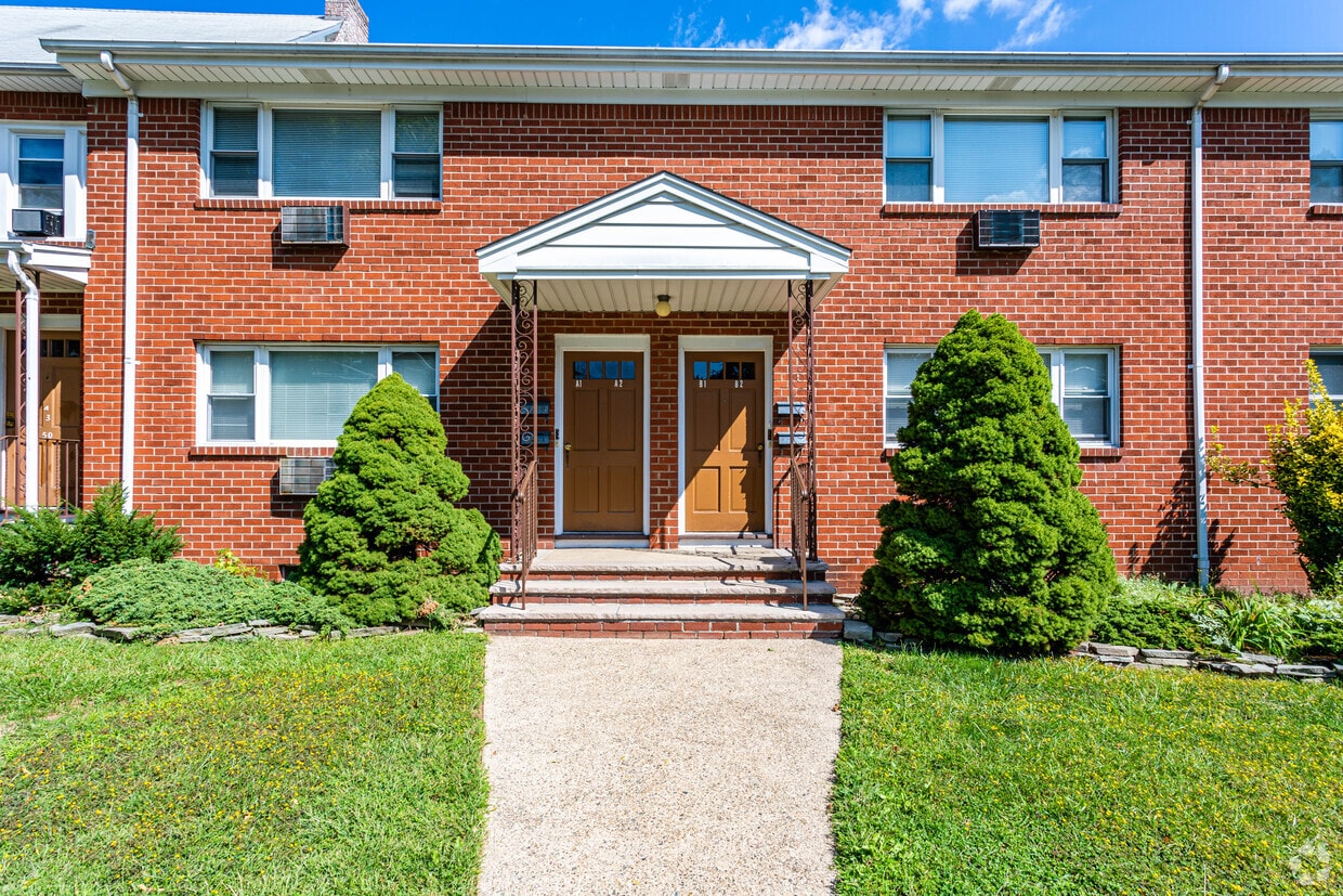 Entrance - 140 Grand Ave