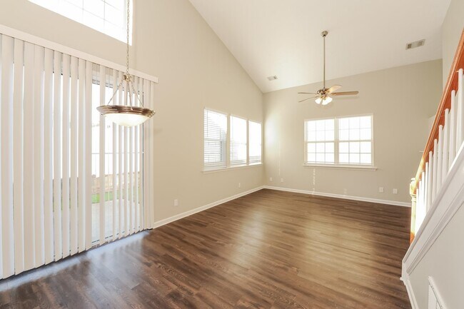 Foto del edificio - 654 W Oaks Dr