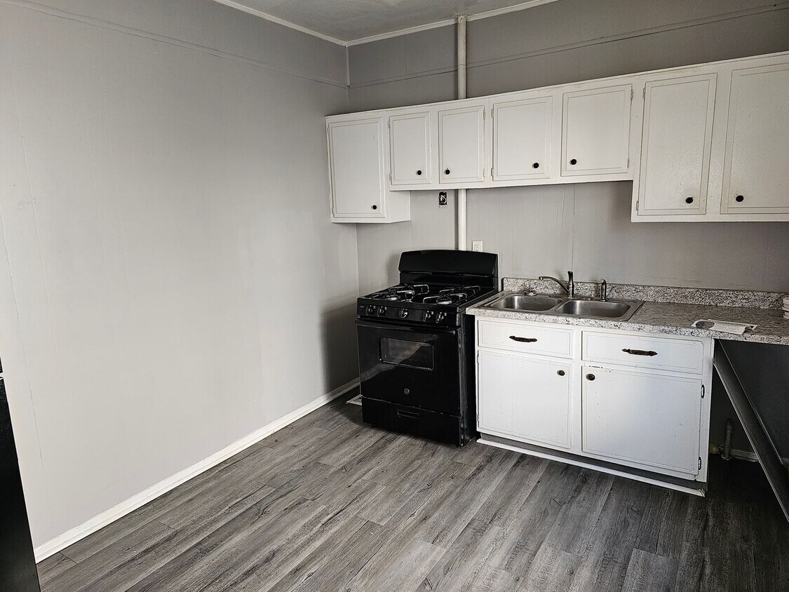 Primary Photo - 1553 W 17th St.