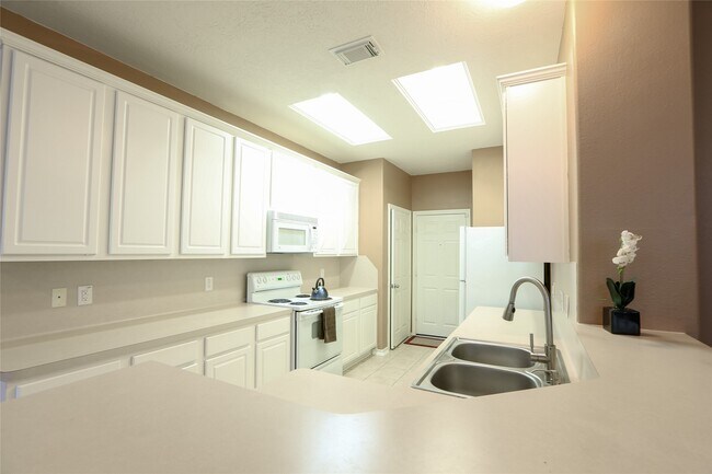 Foto del edificio - 17511 Bering Bridge Ln