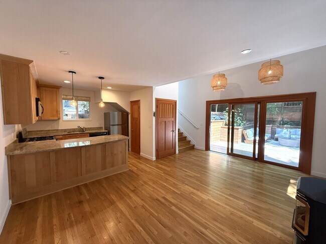 Foto del edificio - TWO BEDROOM / ONE BATH CREEKSIDE LARKSPUR ...