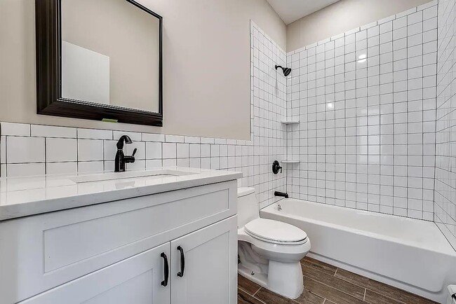 Foto del edificio - 486 Bramhall Ave