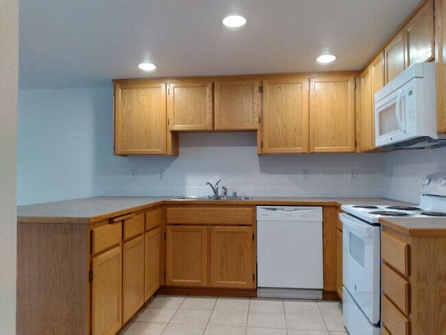 Foto del edificio - Charming 3-Bed Duplex with 2.5 Baths & 1600 Sq Ft - Prime Spanaway Location!